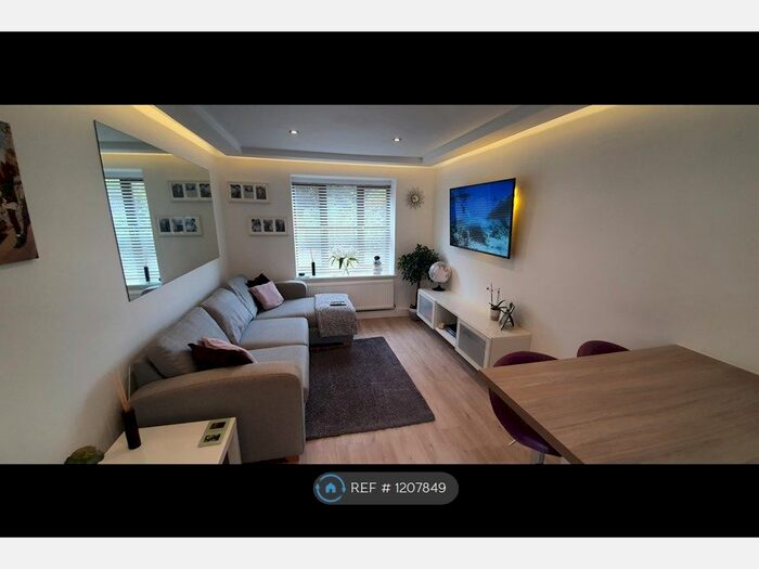 1 Bedroom Flat To Rent In Maple Leaf Close, Biggin Hill, Westerham TN16