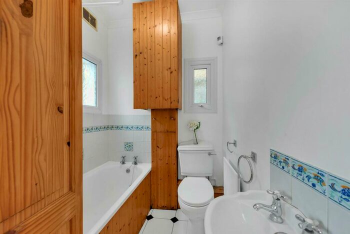 2 Bedroom Flat For Sale In Morgan Road, Bromley, BR1