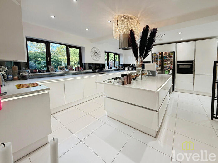 5 Bedroom Detached House For Sale In Chapel Close, Misterton, DN10