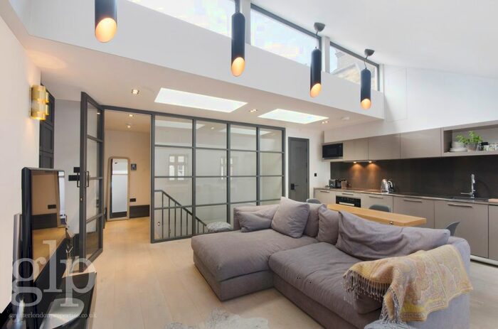 3 Bedroom Flat To Rent In King Street, London, Greater London, WC2E