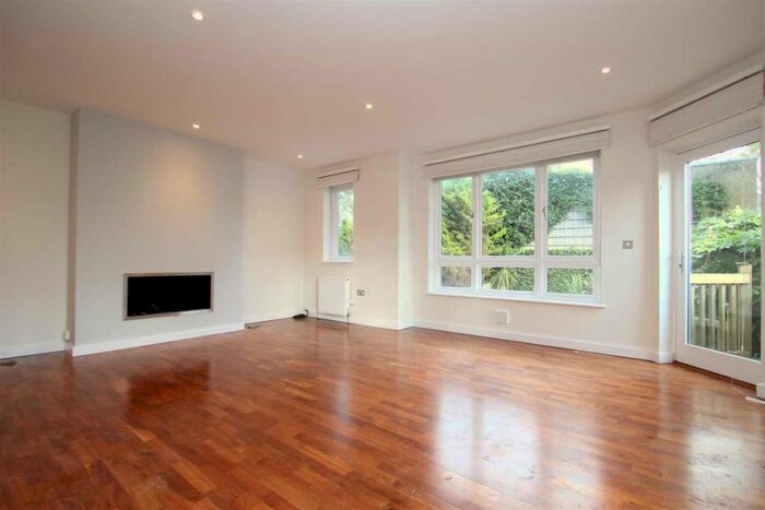 4 Bedroom House To Rent In Hampstead Lane, Highgate, N6