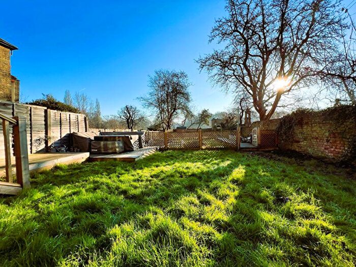 2 Bedroom Flat To Rent In Culverden Road Balham, SW12