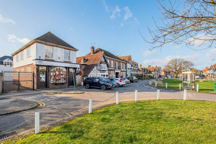 2 Bedroom Flat To Rent In The Green, Datchet, Slough, SL3