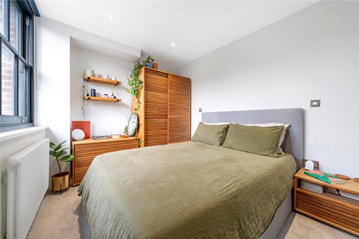 1 Bedroom Apartment For Sale In Silvester Road, East Dulwich, London, SE22