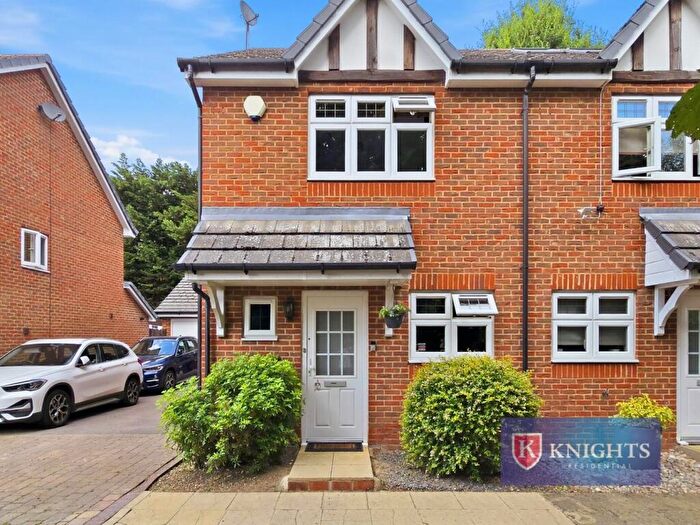 2 Bedroom House For Sale In Anthorne Close, Potters Bar, EN6