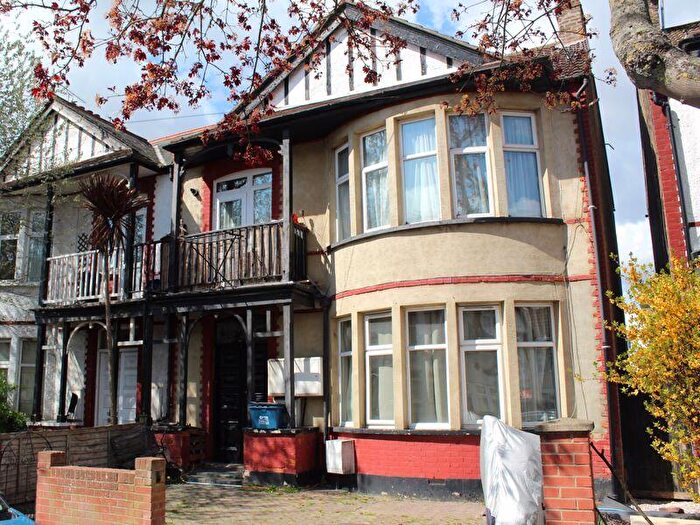 2 Bedroom Flat For Sale In Brightwell Avenue, Westcliff-On-Sea, SS0
