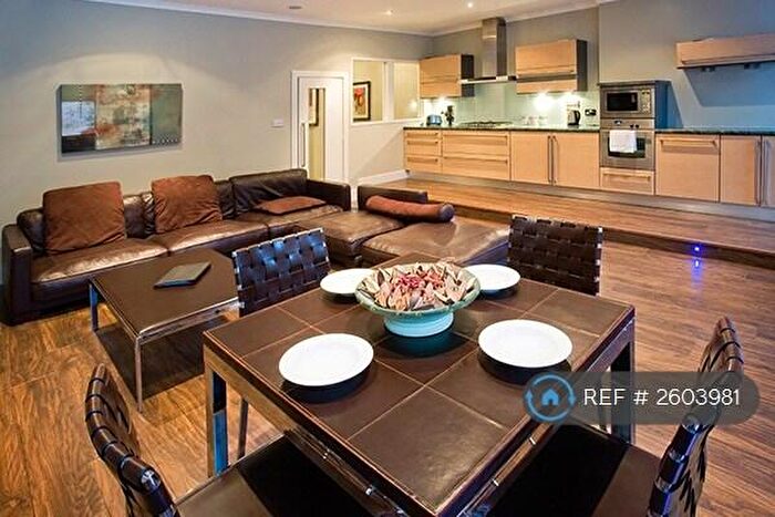 2 Bedroom Flat To Rent In High Street, Edinburgh, EH1