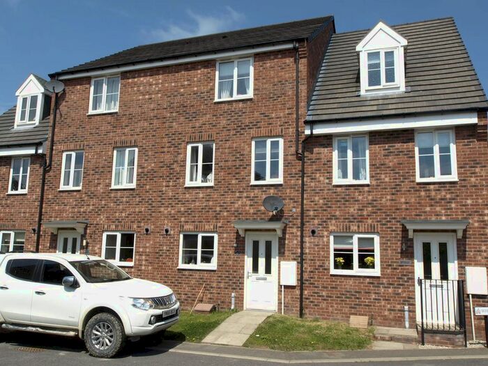 4 Bedroom Town House To Rent In Wheatcroft Gardens, Penistone, Sheffield S36