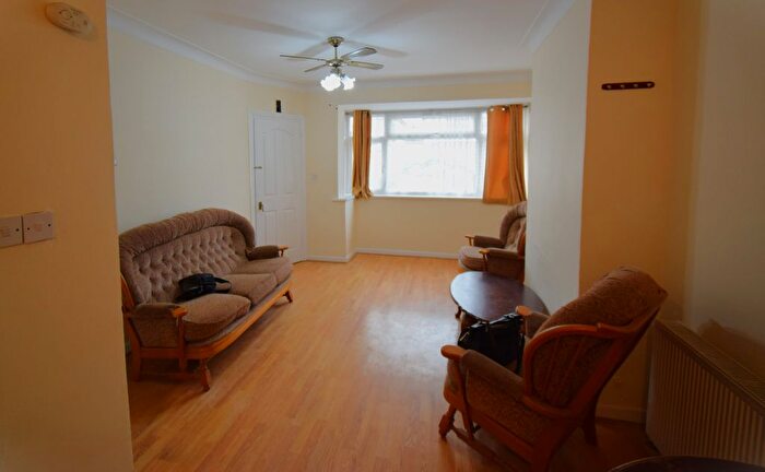 3 Bedroom Semi-detached House For Sale In Woodrow Avenue, Hayes, UB4