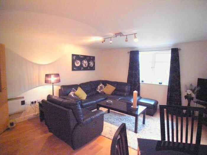 2 Bedroom Flat To Rent In Brackenhurst Drive, Moortown, Leeds, LS17