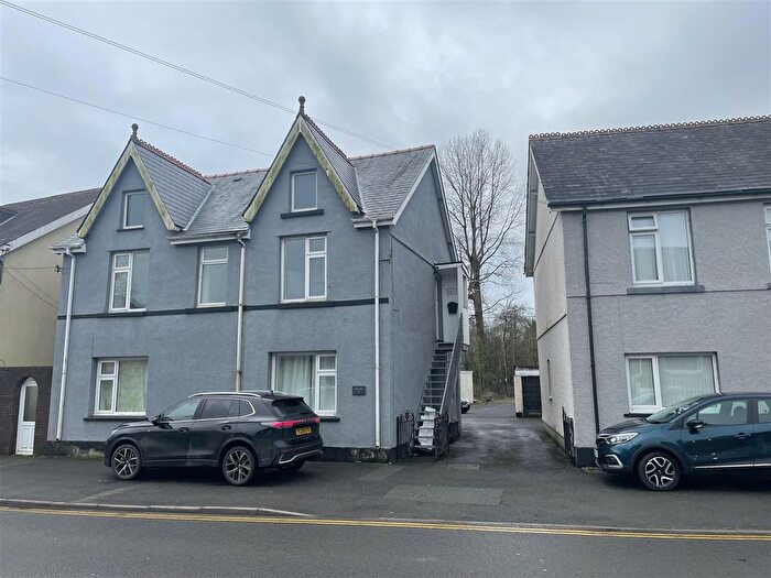 3 Bedroom Flat To Rent In Ammanford Road, Llandybie, SA18