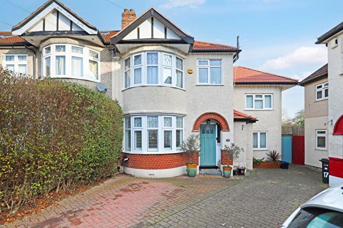 4 Bedroom House To Rent In Parkway, Woodford Green, IG8