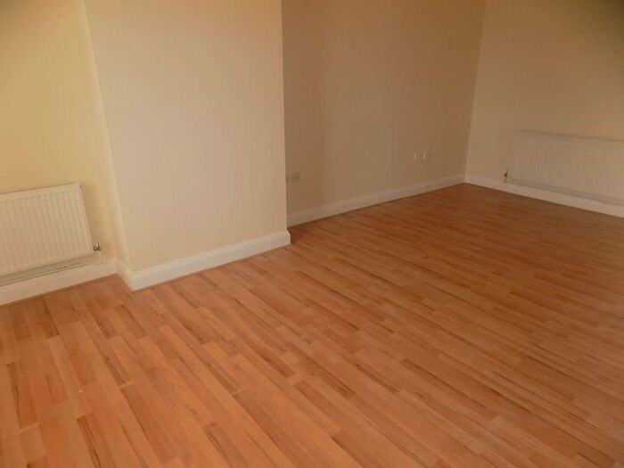 2 Bedroom Flat To Rent In Coldharbour Lane, Hayes, Middlesex, UB3