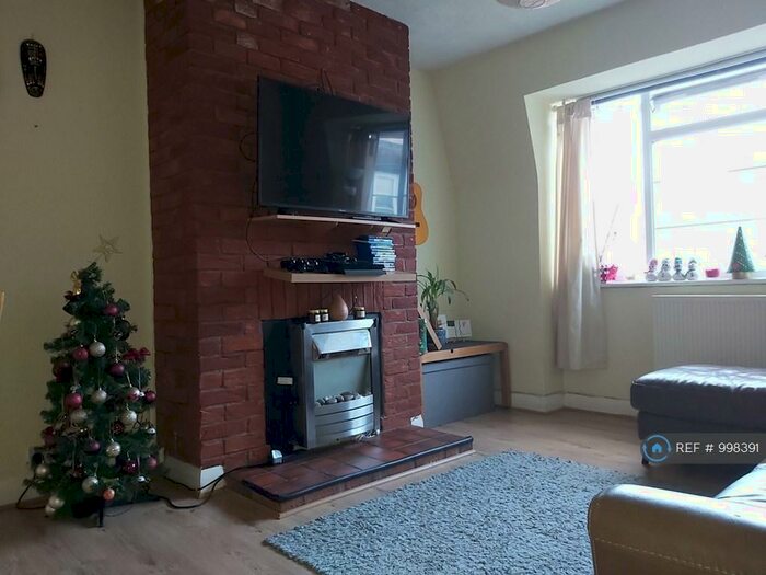 2 Bedroom Flat To Rent In Grosvenor Court, Morden, SM4