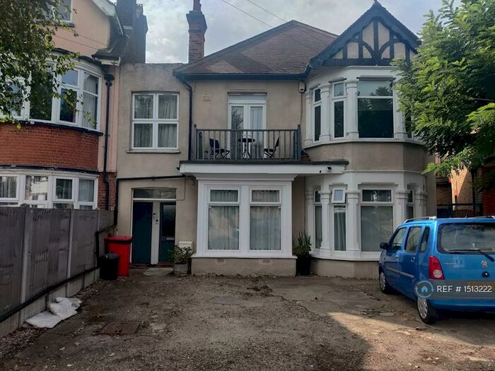 2 Bedroom Flat To Rent In Whitefriars Crescent, Westcliff-On-Sea, SS0