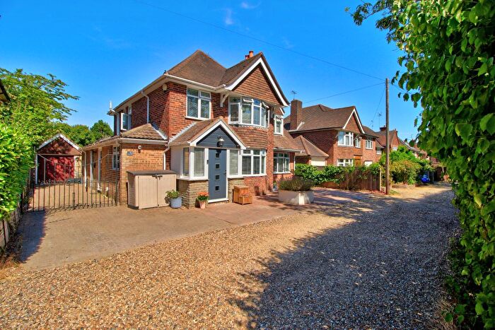 4 Bedroom Detached House For Sale In London Road, Wokingham, RG40
