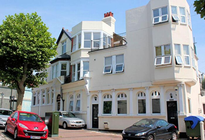 2 Bedroom Flat For Sale In Station Road, Westcliff On Sea, SS0