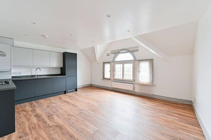 3 Bedroom Flat To Rent In Drewstead Road, Streatham Hill, London, SW16