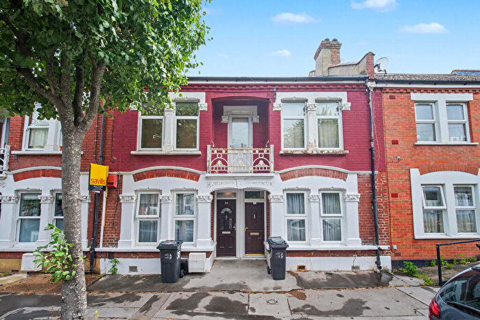 2 Bedroom Flat For Sale In Ingatestone Road, Norwood, London, SE25