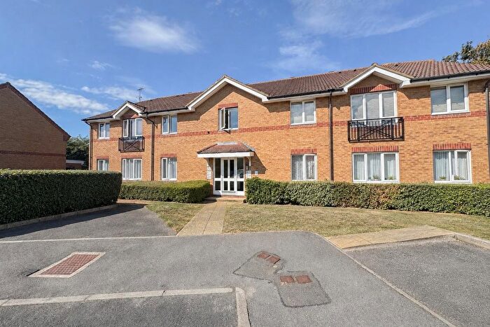 1 Bedroom Flat For Sale In Trevithick Close, Feltham, Middlesex, TW14