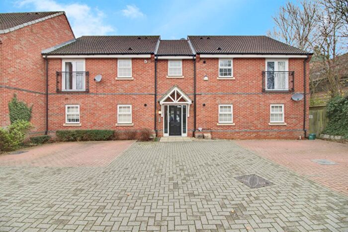 2 Bedroom Flat For Sale In Great Sampsons Field, Welwyn Garden City, AL7