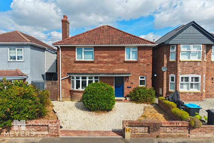 3 Bedroom Detached House For Sale In Avon Road West, Christchurch, BH23