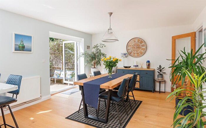 5 Bedroom Detached House For Sale In Immaculate Detached Family Home - Hooke Close, Freshwater, PO40