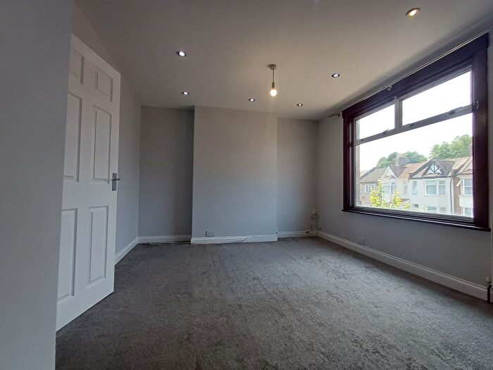 1 Bedroom Flat To Rent In Westwood Road, Ilford, IG3