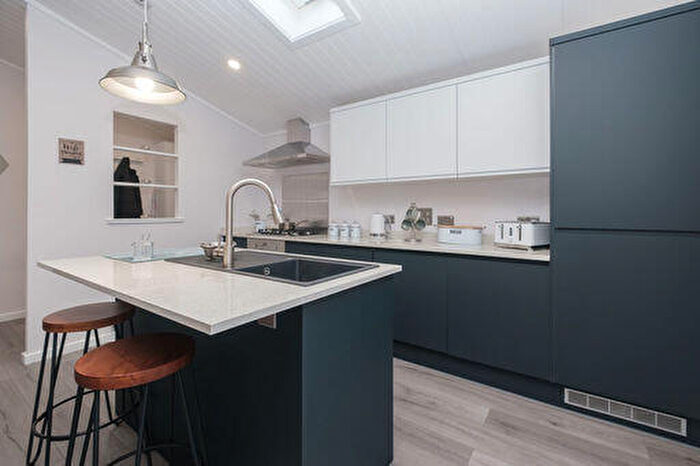 2 Bedroom Park Home For Sale In Barton-Upon-Humber, Lincolnshire, DN18