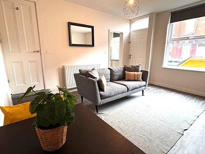 2 Bedroom End Of Terrace House To Rent In Harold Grove, Leeds, LS6