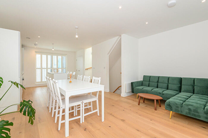 3 Bedroom Town House To Rent In Central Place, Leeds, LS10