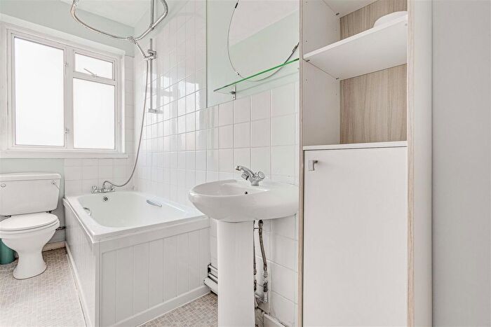 1 Bedroom Flat For Sale In Coronation Court, Brewster Gardens, North Kensignton, W10