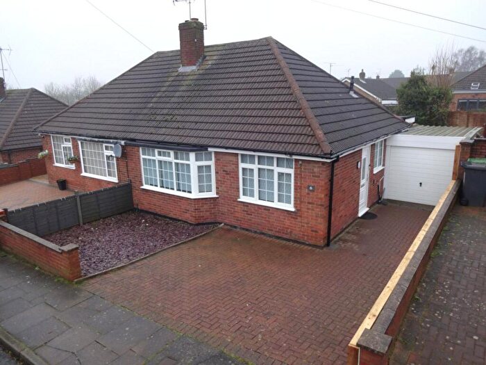 2 Bedroom Bungalow For Sale In Canberra Gardens, Luton, Bedfordshire, LU3