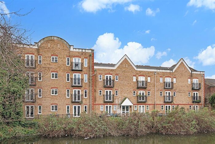 2 Bedroom Flat To Rent In Laburnum Street, London, E2