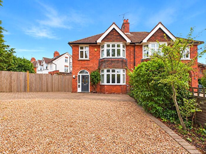 3 Bedroom Semi Detached House For Sale In Kenilworth Avenue, Reading, Berkshire, RG30
