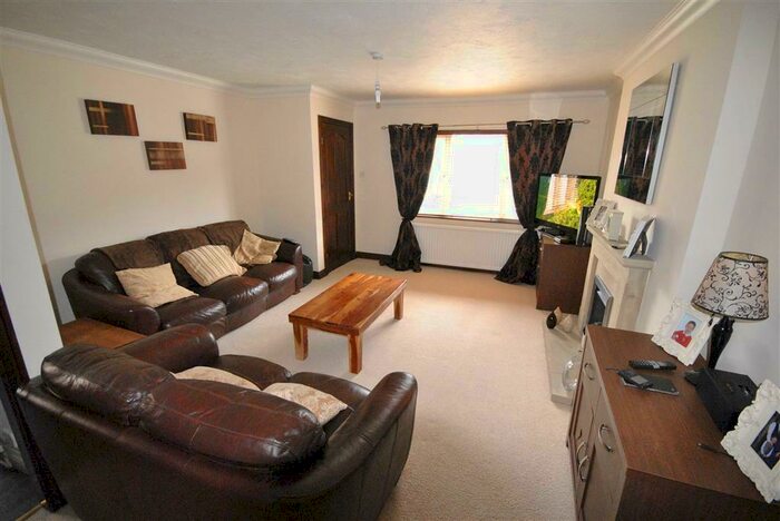 3 Bedroom Semi-Detached House To Rent In Cotswold Mews, Kirkburton, Huddersfield, HD8