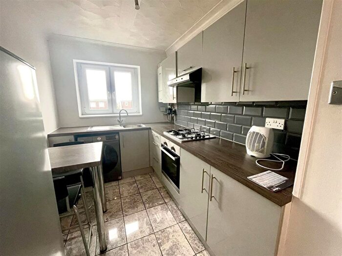 2 Bedroom Flat To Rent In Gerald Court, Hurst Grove, Bedford, MK40