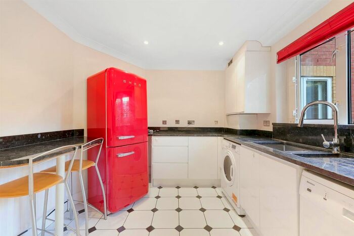 2 Bedroom Flat To Rent In Coliseum Court, Regents Park Road, London, N3