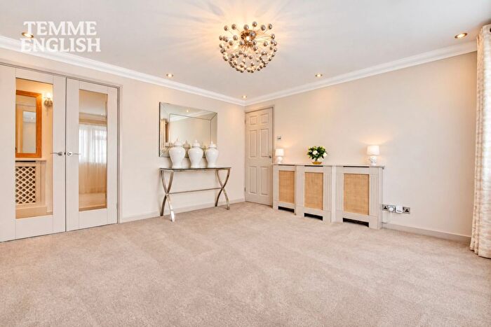 2 Bedroom Flat For Sale In Little Thorpe, Basildon, SS16