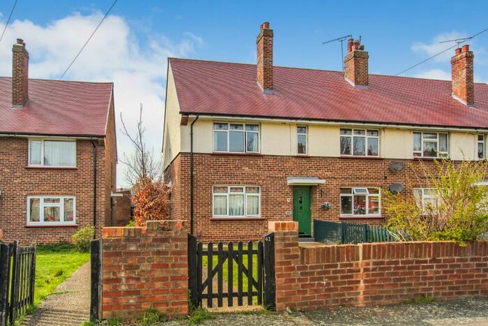 2 Bedroom Apartment To Rent In Mawney Close, Romford, RM7