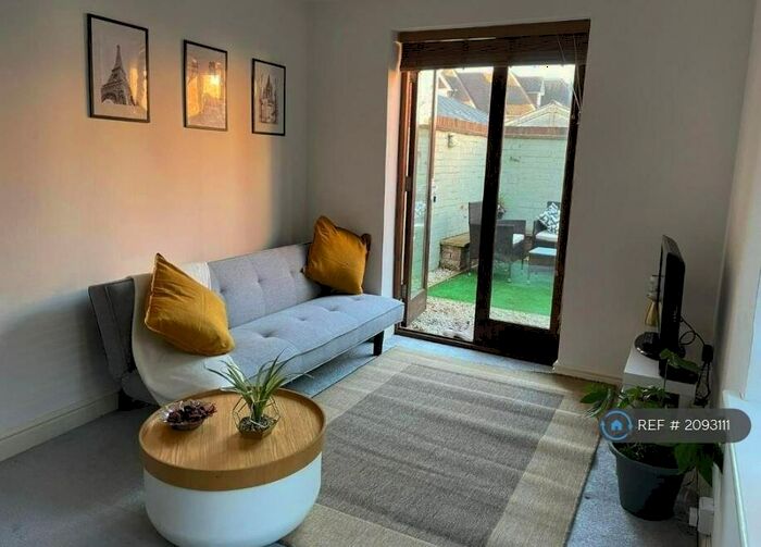 1 Bedroom Detached House To Rent In High Street, Horley, RH6