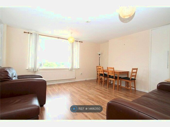 2 Bedroom Flat To Rent In Abbots Avenue West, St. Albans, AL1