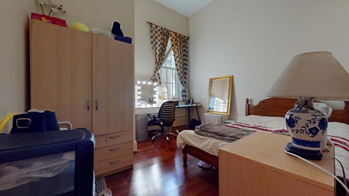 3 Bedroom Flat To Rent In Royal Drive, London, N11