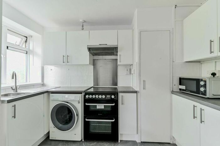 2 Bedroom Flat To Rent In Chingford Road, Walthamstow, London, E17