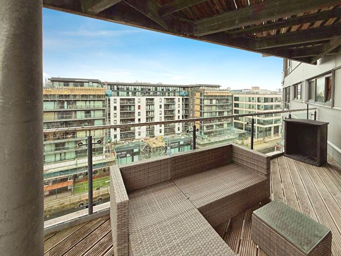 2 Bedroom Flat To Rent In Crozier House, The Boulevard, Leeds, West Yorkshire, LS10