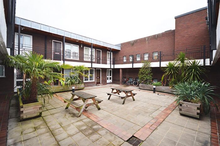 1 Bedroom Flat To Rent In Lewis Road, Richmond, TW10