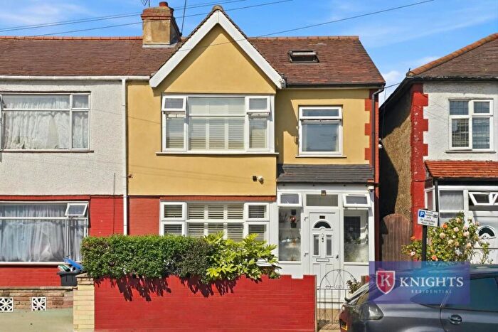4 Bedroom End Of Terrace House For Sale In Clarendon Road, London, N18