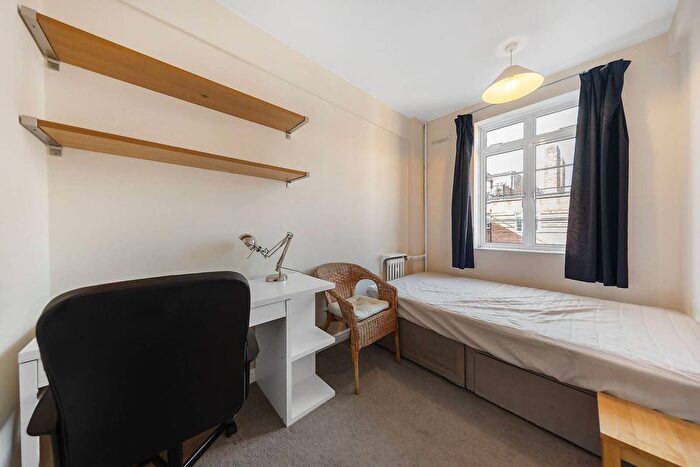 2 Bedroom Flat To Rent In Hammersmith Road, Hammersmith, London, W6