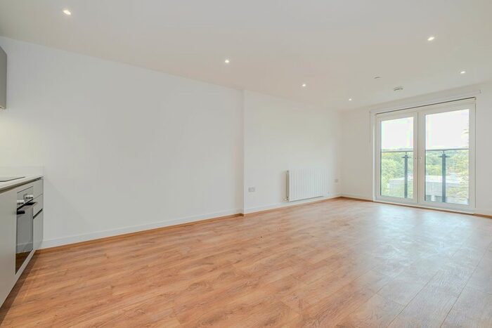 2 Bedroom Flat To Rent In Well Farm Road, Whyteleafe, CR3