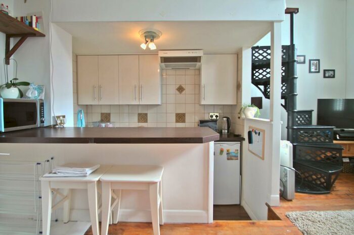 Flat To Rent In **Zero Deposits Available** Brunswick Road, Sutton, SM1